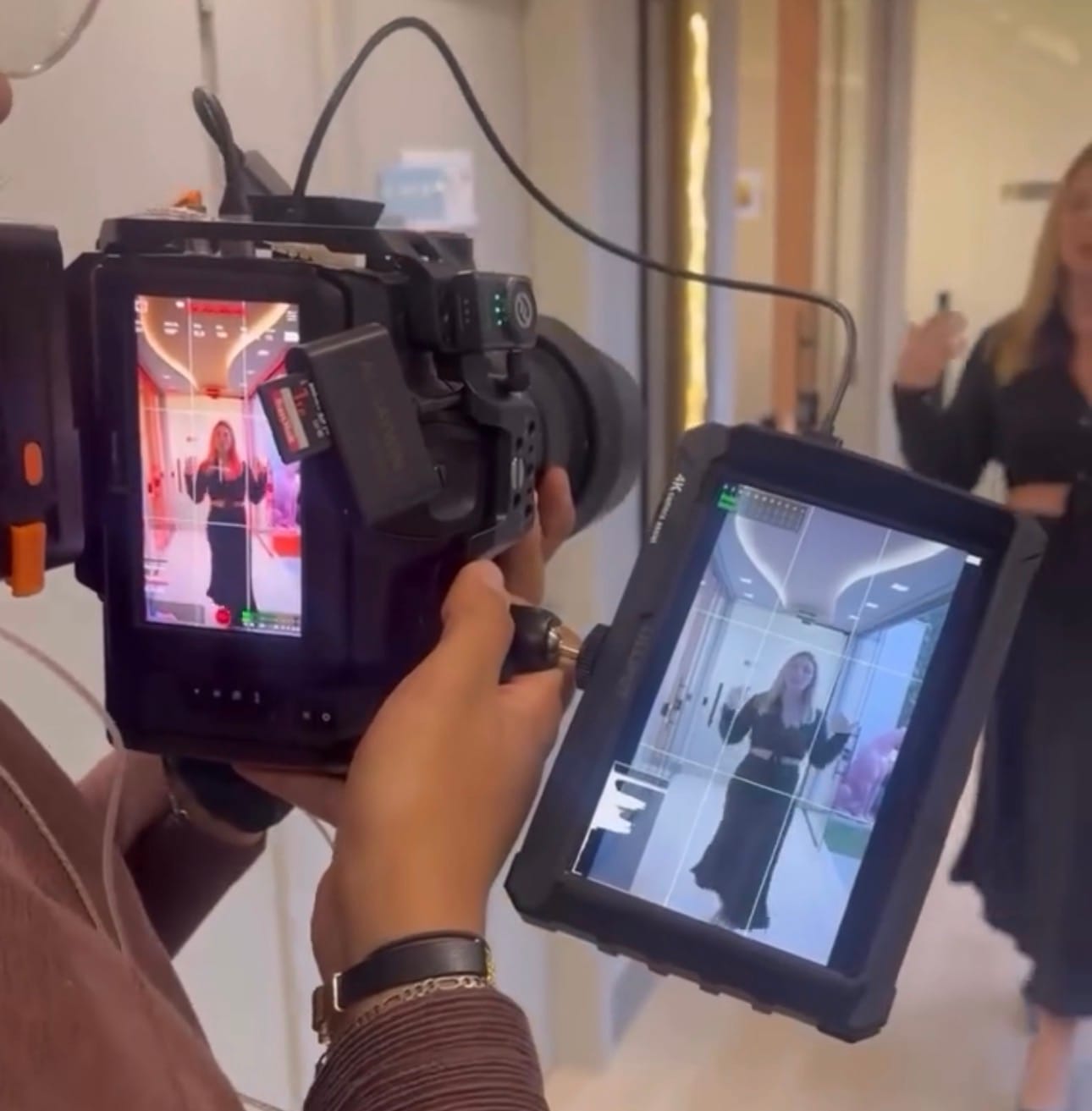 Bastidor de filmagem com câmera profissional e monitor 4K em produção audiovisual da Zynta